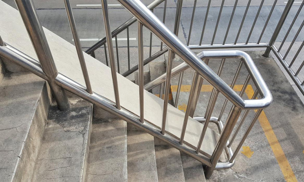 Selecting-the-Perfect-Balustrade-Material-f